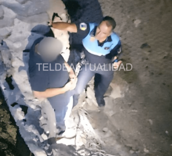 Un agente de la Policía Local descendió hasta el lugar en el que se encontraba el hombre / TA